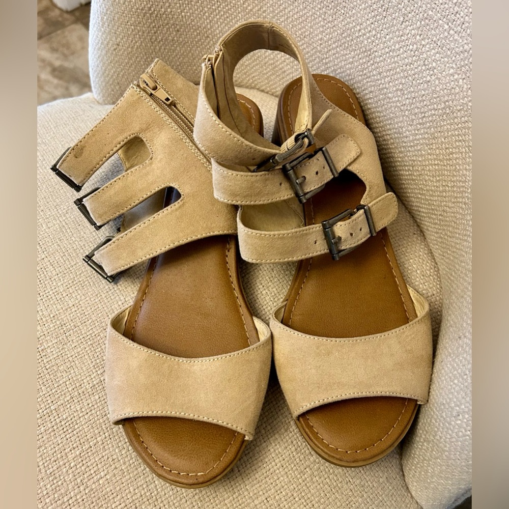 Madeline Girl Women’s 10 M Dragon Fly Dress Sandals.  Faux Suede.